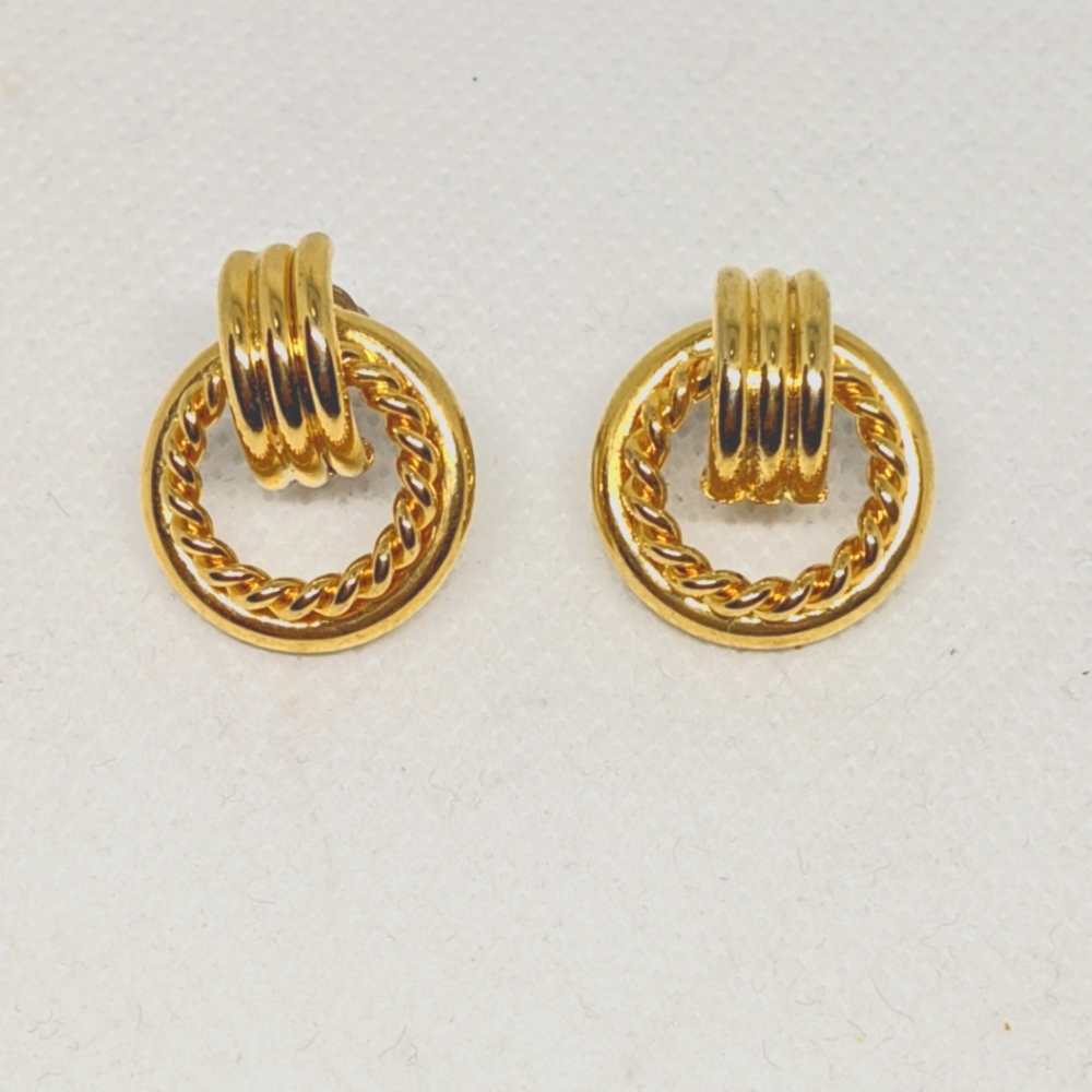 3/20$ Earrings Chic Golden Round Pod NWOT